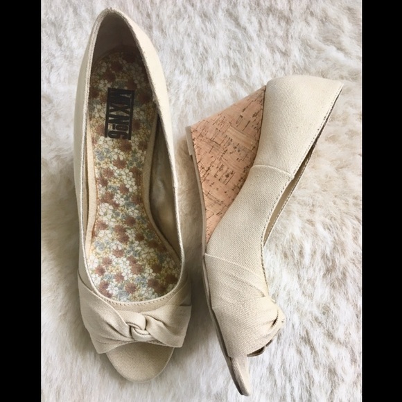 NEVER WORN • Tan peep-toe wedges • Size 10 - Picture 2 of 6